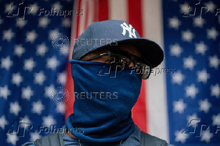 A federal immigration officer looks on as he waits to make detainments at U.S. immigration court in Manhattan
