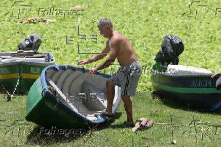 Planta acuática que cubre lago turístico de El Salvador afecta a pescadores y restaurantes