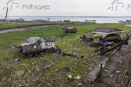 Casas flutuantes encalhadas próximo ao Porto de Manaus