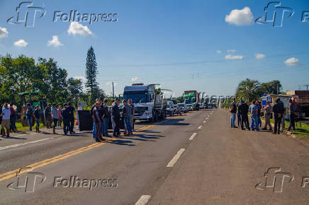 Agricultores bloqueiam ERS-287 em Venâncio Aires