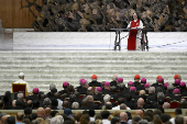 El papa atravesó la Puerta Santa y dijo que para servir en el Vaticano hay que ser santos