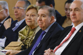 Los opositores venezolanos Edmundo González y María Corina Machado participan en la sesión 