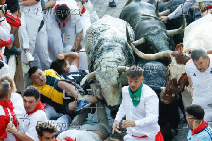 Los peligrosos Cebada Gago protagonizan el segundo encierro de los Sanfermines