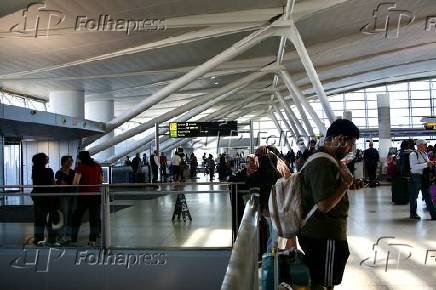 Movimentação de passageiros no aeroporto jfk em nova york.