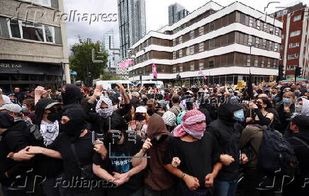 Anti-fascist protest outside hotel housing asylum seekers in London