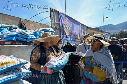 Long lines for basic goods amid shortages and rising prices, in La Paz