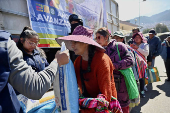 Long lines for basic goods amid shortages and rising prices, in La Paz