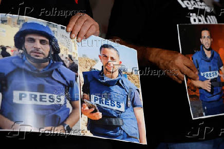 Palestinians protest against the killing of journalists in Gaza