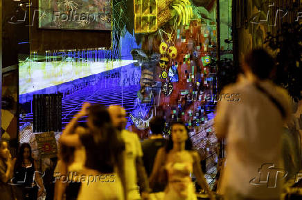 Projeções de luzes no Beco do Batman