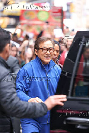 Jackie Chan é visto na região da Times Square na cidade de Nova York