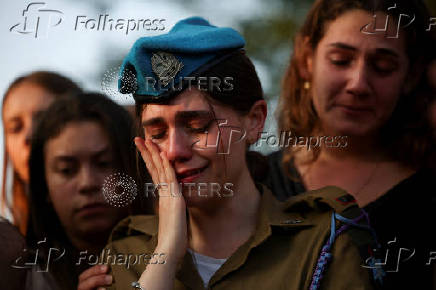 People mourn Israeli soldier Staff Sergeant Lior Steinberg, in Petah Tikva