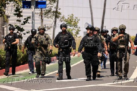 Cop shot near Santa Monica Place mall, California