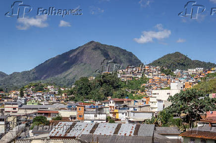 Vista de área com habitações em encosta em Teresópolis, no Rio