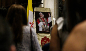 Fiéis rezam diante da imagem do Papa eleito Leão XIV  na catedral da Sé