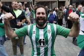 Aficionados del Betis animan a su equipo en Breslavia previo al partido de final de la Liga Conferencia