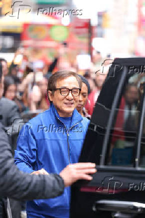 Jackie Chan é visto na região da Times Square na cidade de Nova York