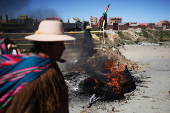 Organizaciones de vecinos bloquean calles y exigen solución a crisis económica de Bolivia