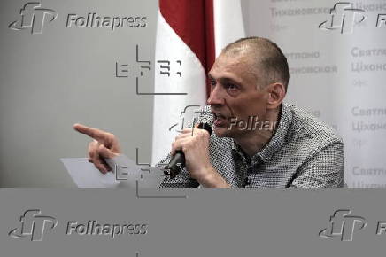 Belarus opposition leader Tikhanovsky reunites with wife in Lithuania after release
