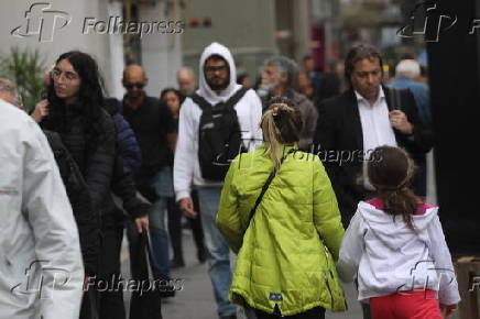 Movimentação de pedestres na Av. Paulista neste dia de frio em São Paulo