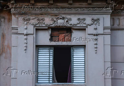 Ensaio fotográfico registra janela de edifício do entorno do Minhocão