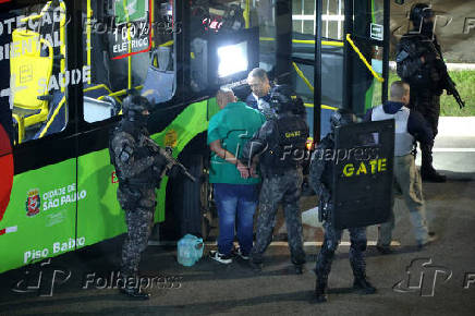 Homem faz refém em ônibus em Itaquera SP