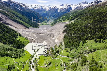Swiss village buried after collapse of glacier
