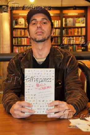 Zeca Baleiro lança livros em SP