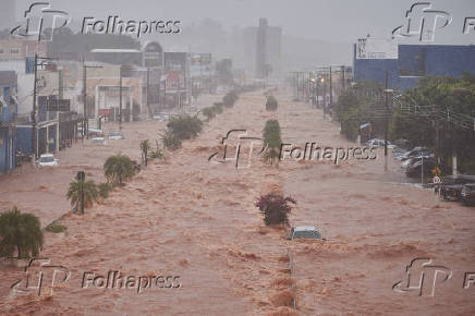 Chuva arrasta carros em Franca (SP)