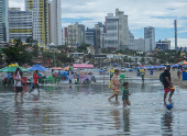 Movimentação de turistas na Praia de Ponta Negra, em Natal (RN)