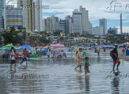 Movimentação de turistas na Praia de Ponta Negra, em Natal (RN)