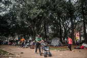 Usuários se acumulam em praça após operação na cracolândia