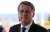 Bolsonaro fala com a impresa e interage com apoiadores no cercadinho