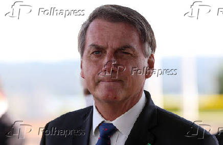 Bolsonaro fala com a impresa e interage com apoiadores no cercadinho