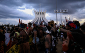 Indigenas tentam invadir Congresso Nacional durante marcha do ATL