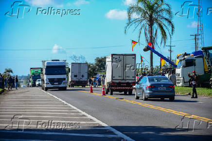 Agricultores bloqueiam ERS-287 em Venâncio Aires