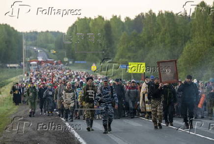 Orthodox Christians take part in annual Velikoretsky Cross procession