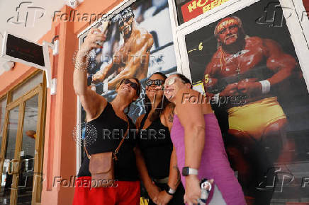 People pay tribute to Hulk Hogan at his Florida home