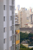 Pintor trabalhando em edifício no centro de São Paulo (SP)