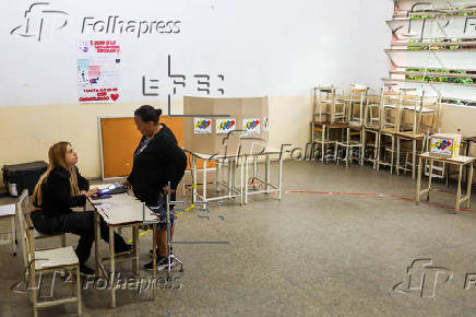 Abren los centros de voto en Venezuela para las elecciones regionales y legislativas