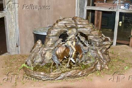 Obras de arte de santa fe trails expostas em frente à galeria.