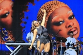 Tássia Reis canta no Popload Festival no Parque Ibirapuera