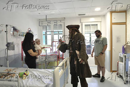 Johnny Depp visita a pacientes del Niño Jesús vestido de Jack Sparrow