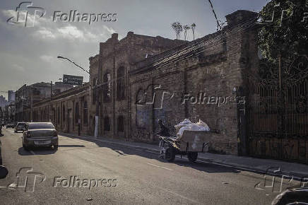 Fachada do galpão de antiga indústria de tecidos e da balada Fabbrica 5