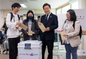 People cast early votes for the upcoming presidential election
