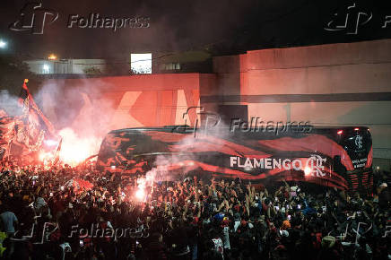 AeroFla: Mobilização da torcida do Flamengo na chegada do ônibus da delegação do clube no Aeroporto do Galeão.