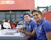 Julián Álvarez y Giuliano Simeone con aficionados