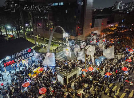 Torcedores do Corinthians protestam em frente ao Parque São Jorge