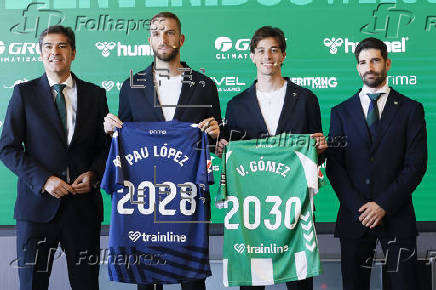 El portero Pau López y el central argentino Valentín Gómez son presentados como nuevos jugadores del Real Betis