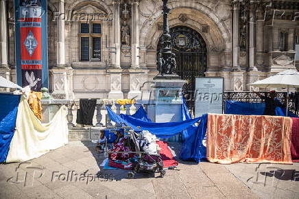 Migrants camp outside Paris City Hall asking for shelter