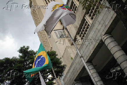 Bandeiras a meio mastro pela morte do prefeito de Belo Horizonte (MG)